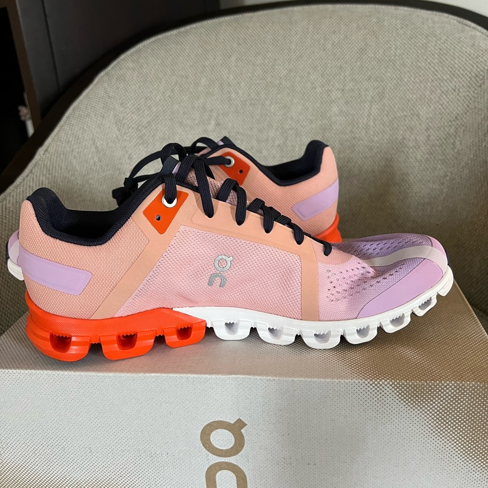 ON Cloud Womens 9.5 Rose Fiji